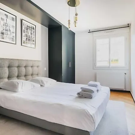 Modern, Spacious Just Outside Paris Levallois-Perret