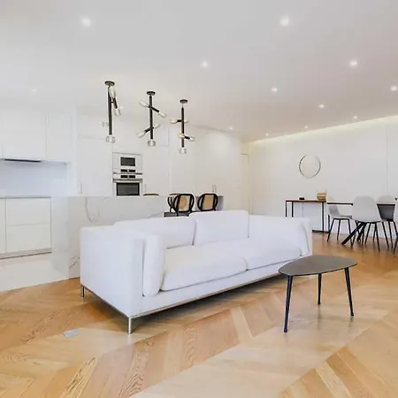 Lejlighed Modern, Spacious Just Outside Paris *