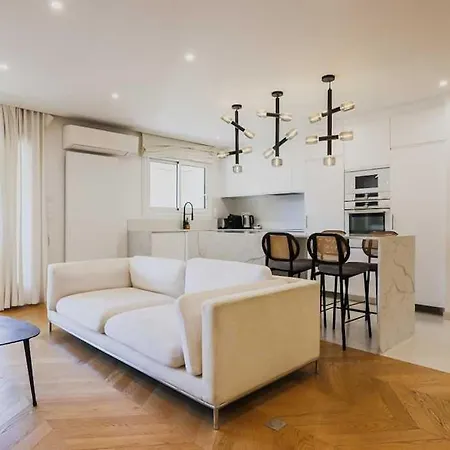 Modern, Spacious Just Outside Paris Levallois-Perret