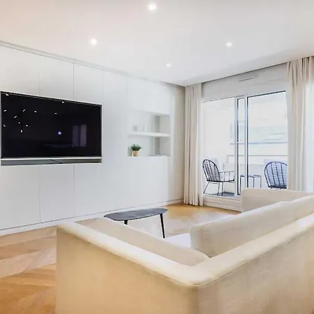 Modern, Spacious Just Outside Paris Lejlighed *