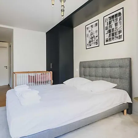 Lejlighed Modern, Spacious Just Outside Paris *