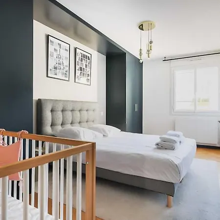 Modern, Spacious Just Outside Paris Levallois-Perret
