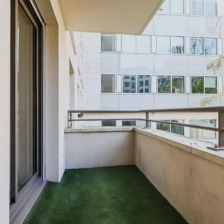 Lejlighed Modern, Spacious Just Outside Paris *
